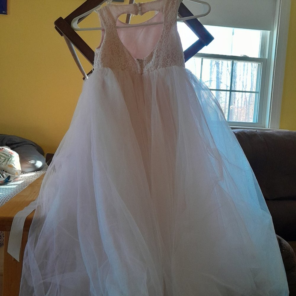 Davids Bridal Girls Size 5 Key Hole Back wedding dress